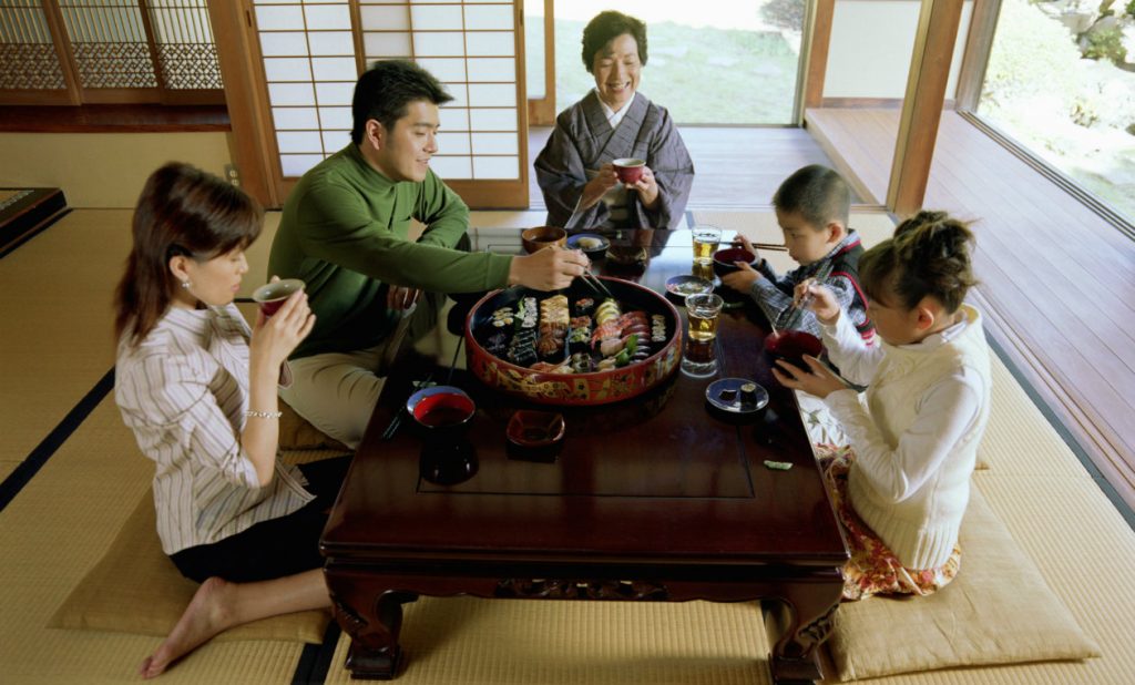 japonês sentado no chão para comer