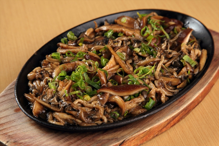 Shimeji e shitake na manteiga