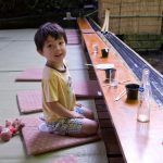 Por quê os japoneses se sentam no chão para comer? japonês sentado no chão para comer